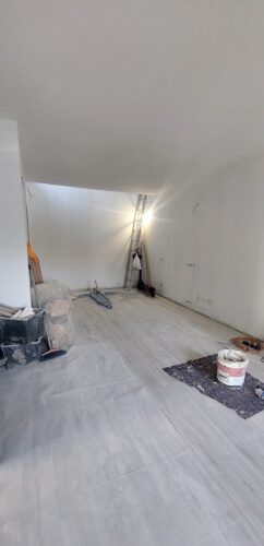 Interno soggiorno piastrellato