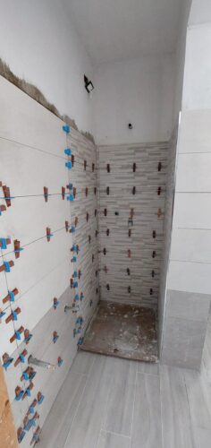 interno bagno piastrellato vista doccia